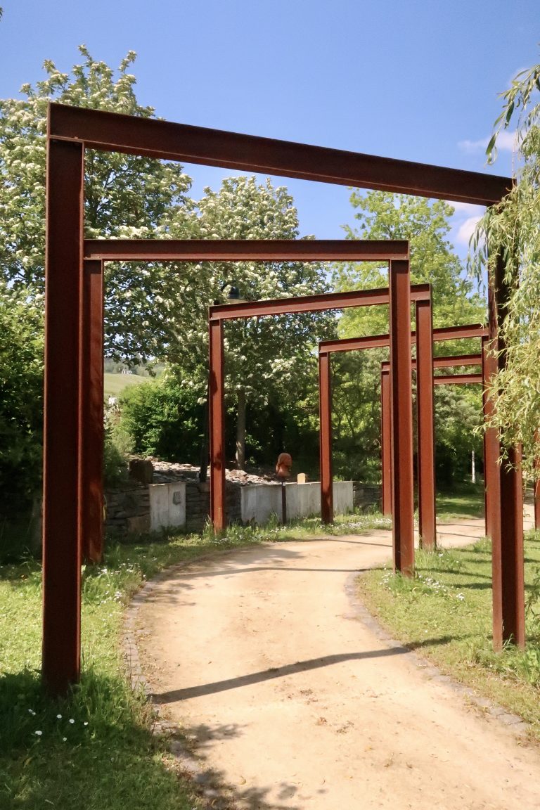 MOSELTOURER Skulpturenpark Bohnengarten Leiwen IMG 5110 768x1152