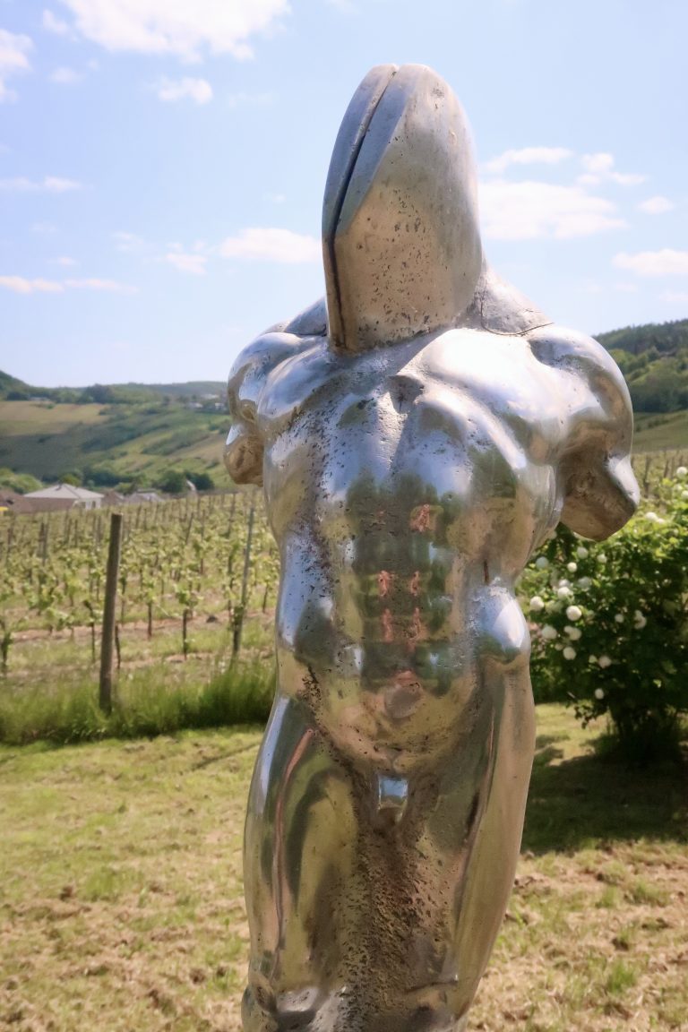 MOSELTOURER Skulpturenpark Bohnengarten Leiwen IMG 5112 768x1152